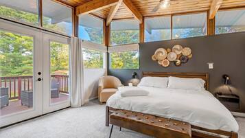 3 bedrooms, desk, iron/ironing board, travel crib