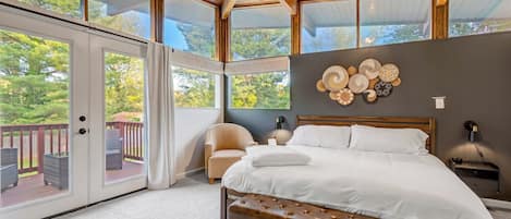 3 habitaciones, escritorio y tabla de planchar con plancha
