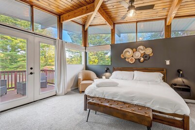 Balcony-BBQ-Firepit-Hot tub-King-Full kitchen-TV