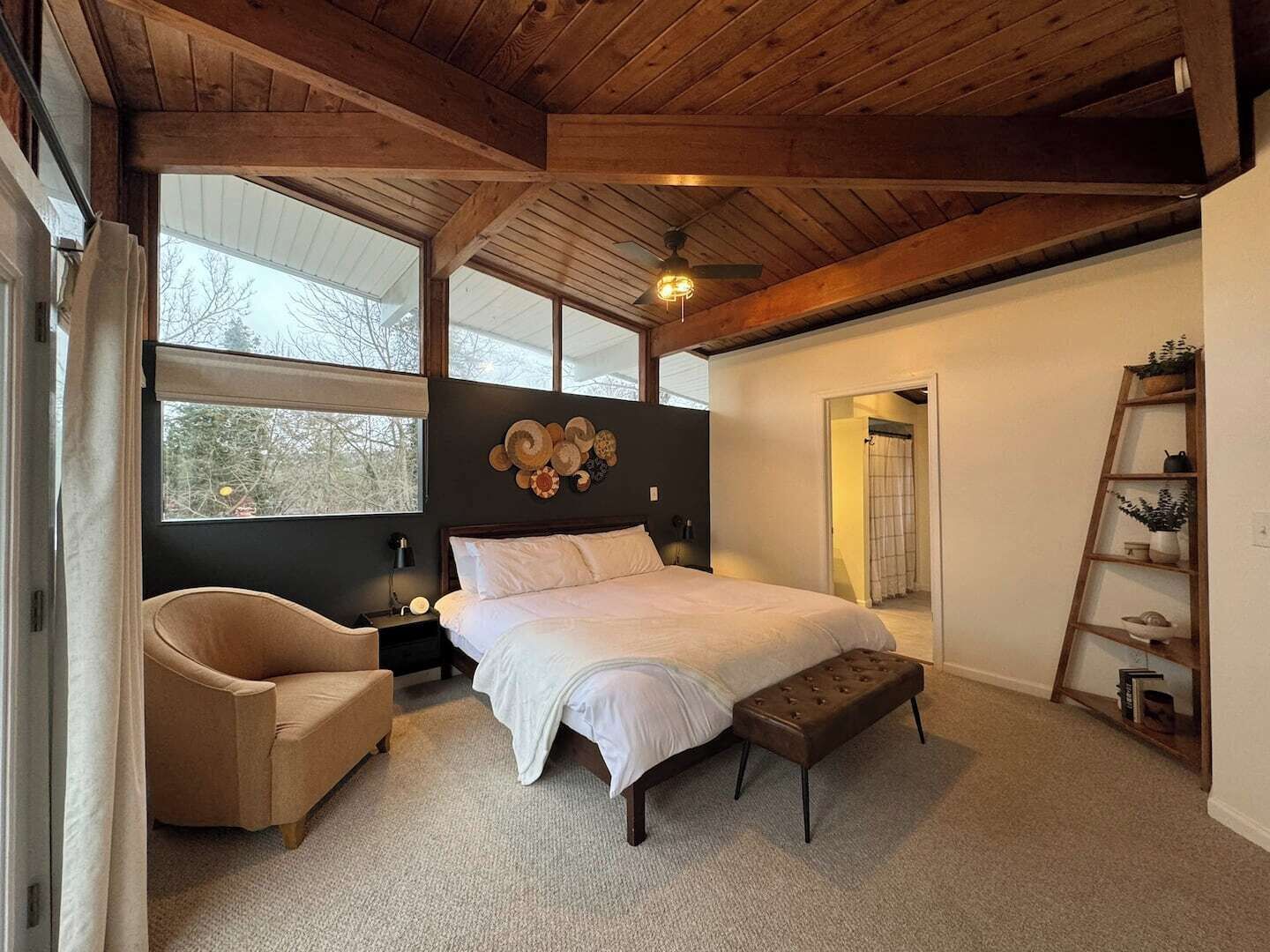 3 chambres, bureau, fer et planche à repasser, lit parapluie