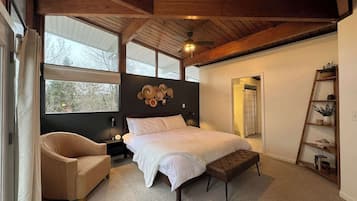 3 bedrooms, desk, iron/ironing board, travel cot