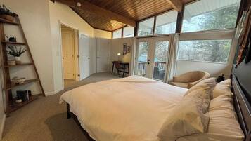 3 bedrooms, desk, iron/ironing board, travel cot