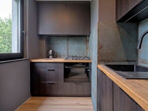 ثلاجة، موقد طهي مسطح، غسالة أطباق، مستلزمات طهي/أطب اق/أوعية