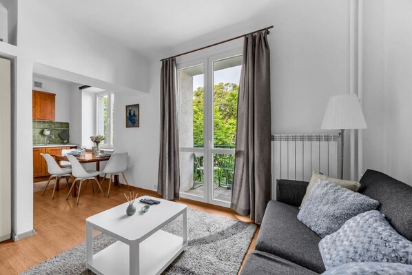 Smart TV - Ochota Apartment - Balcony - by Rentujemy (Warszawa)