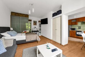 A modern apartment with a living room, bedroom, and kitchen. - Ochota Apartment - Balcony - by Rentujemy (Warszawa)