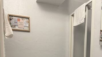 Camera Junior, vista città | Bagno | Asciugacapelli, asciugamani, sapone, shampoo
