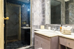 تجهيزات دش، مجففات شعر، مراحيض شطف، مناشف