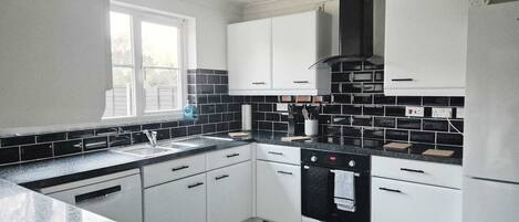 Refrigerador, microondas, horno y parrilla de estufa