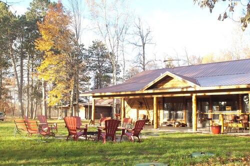 Spacious lodge with cabins in charming Remer/Longville with WiFi, AC