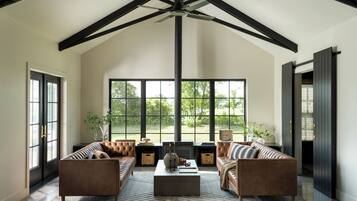 Smart TV, fireplace