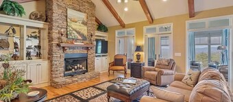 Spacious 5-bedroom house with WiFi and mountain views!