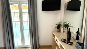 A modern bathroom with a shower, a toilet, and a sink. - Casa Damour  (Sidari)