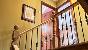 A wooden staircase with a balustrade leading to an upper floor. - Cariño BBQ House - Casa Senen (Cariño)