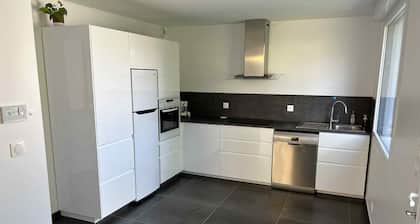 Cosy apartment with terrace, garden and parking, 15 km from Lyon