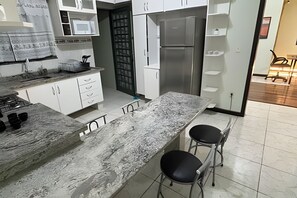 Standardfællessovesal | Privat køkken | Køleskab på fællesareal, mikrobølgeovn på fællesareal