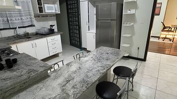 Refrigerador em uma área comum, micro-ondas em uma área comum