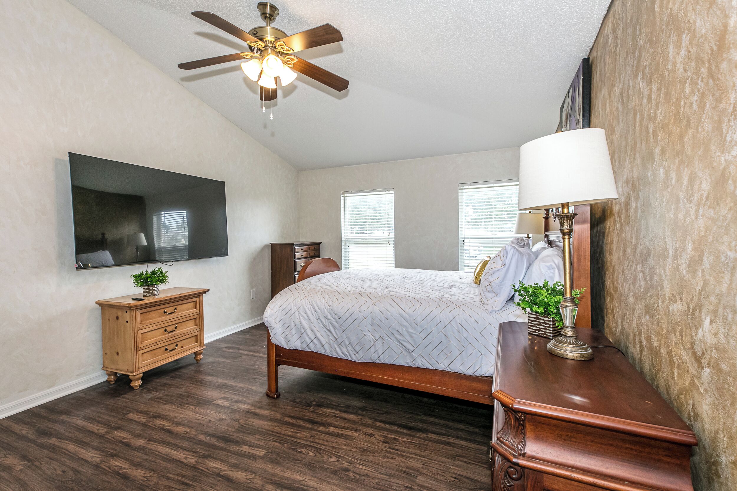 4 bedrooms, iron/ironing board, WiFi, bed sheets