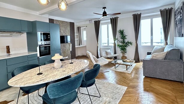 Leilighet – deluxe, bakgårdsutsikt | Oppholdsområde | En 80-centimeters smart-TV med digitale kanaler