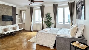 Leilighet – deluxe, bakgårdsutsikt | Oppholdsområde | En 80-centimeters smart-TV med digitale kanaler