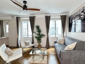 Deluxe Apartment, Courtyard View | Living area | 80-cm Smart TV with digital channels - 1581 Miromesnil (Paris)