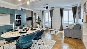 Leilighet – deluxe, bakgårdsutsikt | Oppholdsområde | En 80-centimeters smart-TV med digitale kanaler