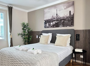 Room - 1581 Miromesnil (Paris)
