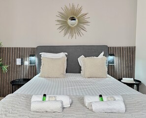 Deluxe-lejlighed - udsigt til gårdsplads | Strygejern/strygebræt, weekendseng, gratis Wi-Fi, sengetøj