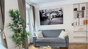 Leilighet – deluxe, bakgårdsutsikt | Oppholdsområde | En 80-centimeters smart-TV med digitale kanaler