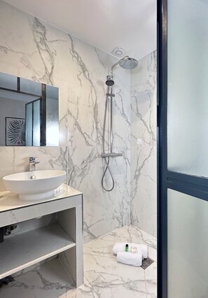 Deluxe Apartment, Courtyard View | Bathroom | Hair dryer, towels, soap, shampoo