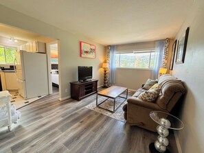 TV - Cozy 1 bedroom self-contained suite near the Westside Wine Trail. (West Kelowna)