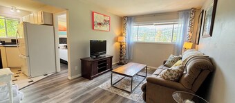Cozy 1 bedroom self-contained suite near the Westside Wine Trail.