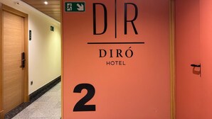A hotel sign with the name 'DIRÓ HOTEL' and the number '2' indicating room number. - Hotel Diró (Avila)