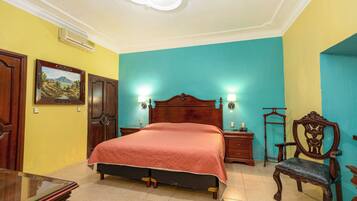 Habitación doble, 1 cama King size, baño privado | Tabla de planchar con plancha