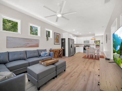 Cute Downtown Cottage•Perfect for Night of Lights•Onsite Parking, Patio, Firepit