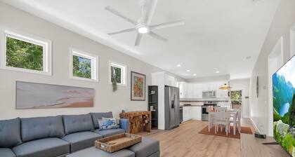 Cute Downtown Cottage•Perfect for Night of Lights•Onsite Parking, Patio, Firepit