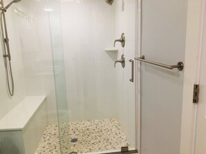 Dusche, Haartrockner, Handtücher, Toilettenpapier