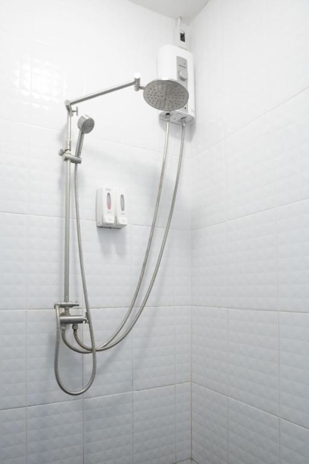 Doccia, asciugacapelli, asciugamani, carta igienica