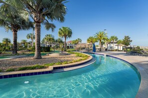 Una piscina al aire libre, una piscina climatizada