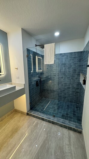 Ducha, secador de pelo, toallas y jabón