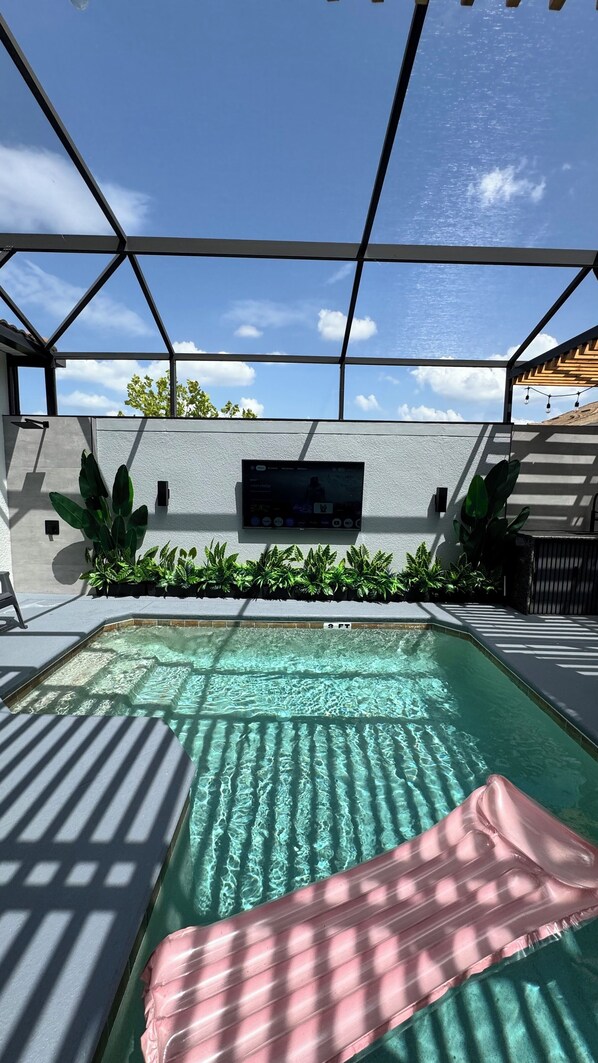 Una piscina al aire libre, una piscina climatizada