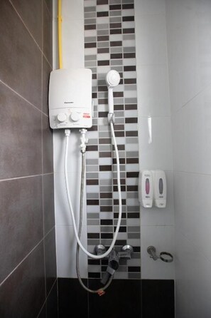 Bruser, hårtørrer, håndklæder, Toiletpapir
