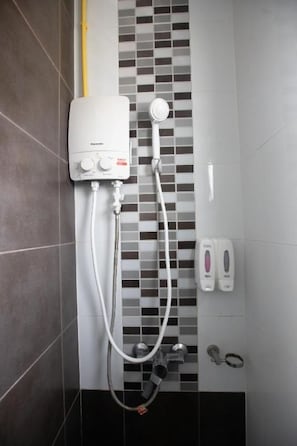 シャワー、ヘアドライヤー、タオル、トイレットペーパー
