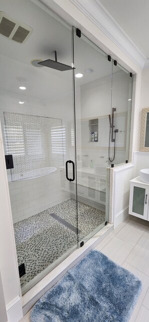 Towels, soap, shampoo, toilet paper