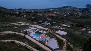 A coastal property with a swimming pool, solar panels, and a view of the sea. - Villa Melodia - Scopello (Scopello)