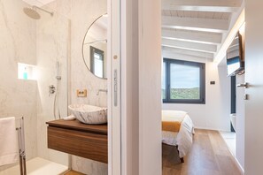 Een douche, een haardroger, een bidet, handdoeken