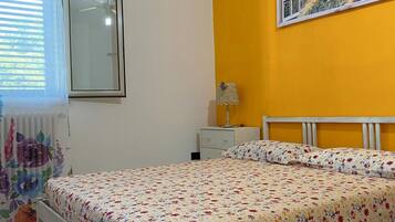 4 bedrooms, iron/ironing board, free WiFi, bed sheets