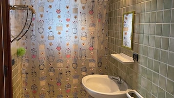 Een douche, een haardroger, een bidet, handdoeken