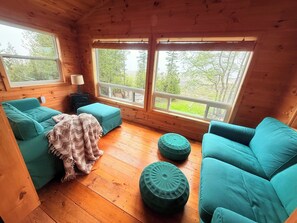 TV, books - THaNu Shack - Water's Edge
Escape to Tranquility (Tobermory)