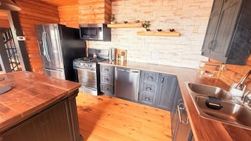 Een koelkast, een microgolfoven, een oven, een kookplaat