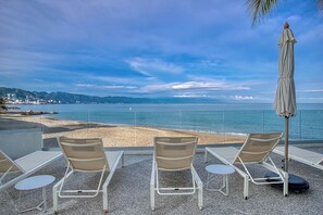 Plage, chaises longues, serviettes de plage